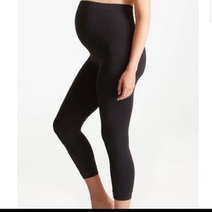 Ingrid & Isabel Seamless Maternity Capri Leggings